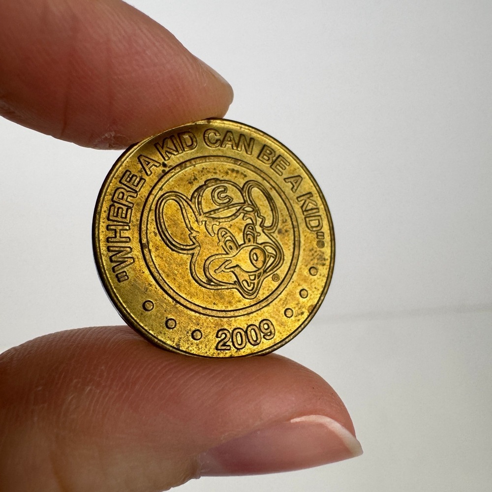 2009 Gold Brass Chuck E Cheese Arcade Game Collectible Coin Nostalgia